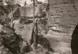 Rathen. Burg Neurathen. Zwei übereinander liegende Felsengemächer