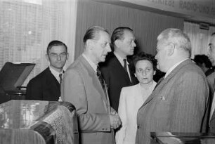 Leipziger Herbstmesse 1951 : Messebesucher im Gespräch