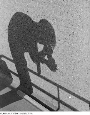Roger Rössing fotografiert seinen Schatten
