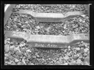 Grunbach, Bf, Gleis Aalen-Stuttgart, beschädigte Betonschwellen