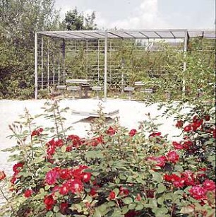 Hansjakob, Gottfried; München - Englschalking, Englschalkingerst. / Elektrastr.; Wohnanlage Cosimapark und Wohnanlage an der Englschalkinger-/ Elektrastraße - Cosimapark, Außenanlage, Spielplatz, Pergola mit Sitzgelegenheiten