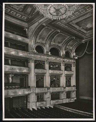 Königliche Oper (auch: Staatsoper unter den Linden, Lindenoper), Berlin: Ansicht Zuschauerraum, Proszenium und Bühne