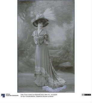 Frau in Kleid von Béchoff David