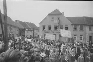 Volkstreffen der Domowina in Wittichenau. Festumzug : Domowinski zjězd w Kulowje. Swjedźenski ćah.