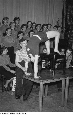 Akrobatische Darbietung während einer Kulturveranstaltung