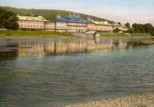 Dresden-Pillnitz, Schloss Pillnitz (ab 1720; Matthäus Daniel Pöppelmann und Zacharias Longuelune, Erweiterungen 1778-1791, 1819-1826 Neues Palais; Christian Friedrich Schuricht). Blick von Westen über die Elbe