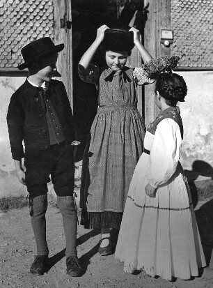 Kinder in Bregenzer Tracht