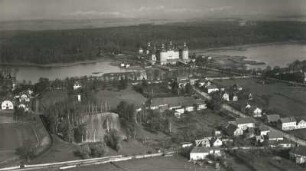 Moritzburg. Nordwestlicher Ortsteil mit Gaststätte "Adams Gasthof" mit Adams Teich und Jagdschloß mit Teich. Luftbild-Schrägaufnahme von Südwest