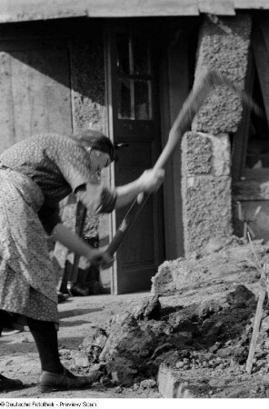 Trümmerfrau bei Aufräumarbeiten