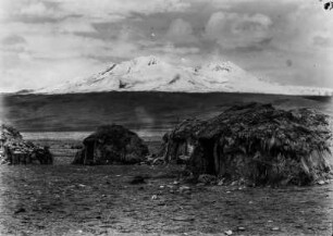 Strohhütten in Sajama : Blick auf Strohhütten in Sajama. Im Hintergrund befindet sich der Cerros de Quisiquisini (Nevado Quisiquisini).