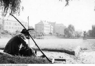 Dresden, Strehlen, Sportplatz, Radrennen Internationale Friedensfahrt, Donath-Ausstellung (Produkte der Obstkelterei Donath, ab 1950 VEB Lockwitzgrund), Oktober 1951