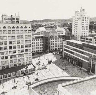 Ehem. Zeisswerk-Innenhof mit Bau 15 (links), Bau 10 (ehem. Zeiss-Hauptwerk) der Friedrich-Schiller-Universität (Mitte) und Jenoptik-Hochhaus