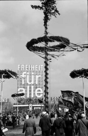 Berlin: Maibaum und Transparent