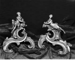 Paar Kaminböcke mit mythogischen Figuren (Nymphe und Flussgott?)