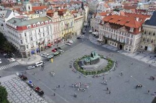 Altstadtansicht in Prag : Blick vom Turm des Altstädter Rathauses in Prag am Morgen. Bild: Altstädter Ring mit dem Jan Hus Denkmal, aufgenommen 2008