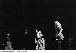 Szenenbilder aus dem Stück "Hamlet" von William Shakespeare am Deutschen Theater Berlin : Szene mit Horst Caspar als Hamlet (links) und Max Eckard als Laertes (rechts)