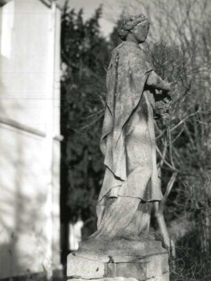 Flora : Flora. Stein (um 1850). Radebeul, Augustusweg 110, Villa "Jägerberg", Freitreppe