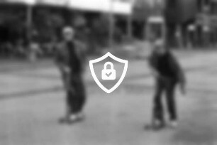 Rathausplatz: Jugendliche auf Rollern: im Hintergrund Geschäfte und Passanten