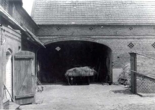 Wirtschaftsgebäude in Bluno : Bauwesen - Wirtschaftsgebäude und Gehöfte. Ort: Bluń / Bluno. Haus Nr. 82, Ziegelscheune mit Unterfahrt.