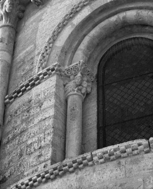 Romanische Kapitelle am Außenbau — Kapitell 7: Löwe frisst Mann