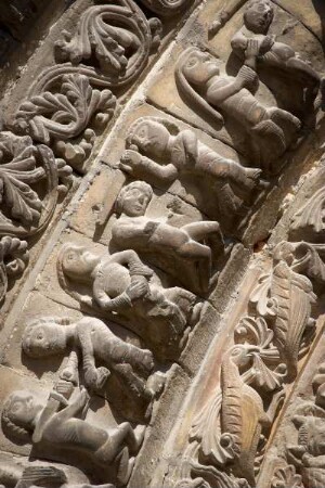 Frankreich. Poitou Charentes. Maritime. Saintes. Abbaye aux Dames. Turm der Abteikirche. Torbogen Portal