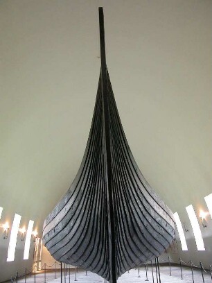 Oslo - Wikingermuseum : Wikingerboot im Museum. Aufgenommen in Oslo im September 2004