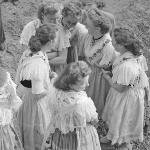 Grundsteinlegung für einen Schule in Briesen. Junge Frauen in festlicher Spreewaldtracht. : Połoženje zakładneho kamjenja za šulu w Brjazynje. Młode žony w Błótowskej swjedźenskej drasće.
