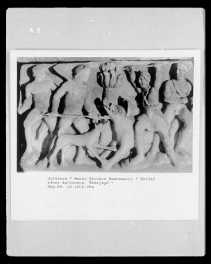 Relief einer Ascheurne: Eberjagd