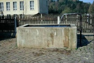 Laufbrunnen auf dem Dorfplatz mit Jahreszahl 1949
