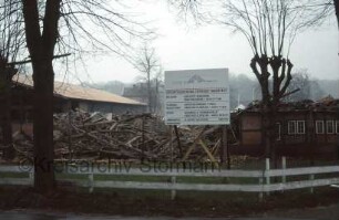 Gut Tangstedt: Ruine des ehemaligen Torhauses: Trümmer: davor Bauzaun, Bauschild: im Vordergrund Holzzaun, Weg