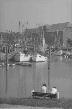 Tönning: Hafen, Vordergrund Sitzbank