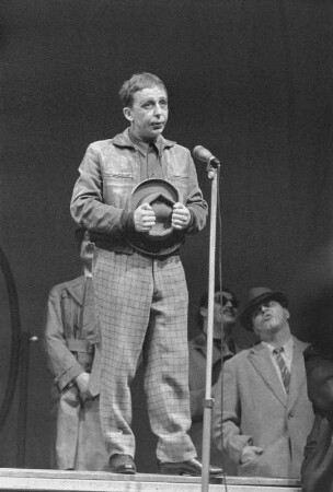 Szenenbilder aus "Der aufhaltsame Aufstieg des Arturo Ui" von B. Brecht. Mit E. Schall in der Titelrolle, R. Drexel als Betty Dullfeet, G. Naumann als Verteidiger O'Casey, W. Kaiser als Emanuele Giri, H. Hamacher als Ernesto Roma, H. Thate als Guiseppe Givola, G. Biewer als Butcher, J. Kamper als Gastwirt, N. Christian als Clark, M. Flörchinger als Mulberry, G.-A. Koch als Schauspieler u. a. Berliner Ensemble, 18.03.1959 : Theaterstück in siebzehn Szenen