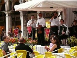 Kapelle spielt im Cafè am Markusplatz