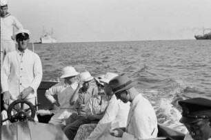 Reisefotos Senegal. Passagiere im Boot beim Übersetzen zum Landgang