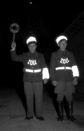 Waldshut: Zollbeamten im Nachtdienst, mit Leuchtuniform