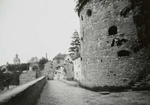 Querfurt, Burg : Querfurt. Burg. Tor und Batteriesturm. Ansicht von Nordwesten gegen die Stadt mit Stadtkirche