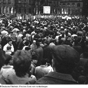 Dresden-Altstadt, Schloßplatz (Georgij-Dimitroff-Platz), Gedenkkundgebung anläßlich des 43. Jahrestages der Zerstörung Dresdens