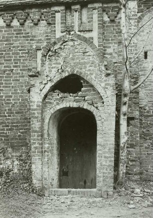 Güstrow, Gertrudenplatz 1. Gertrudenkapelle (1401/1500). Portal (vor der Restaurierung)