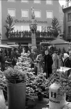 Freiburg: Weihnachtlicher Marktstand mit Blumenständen