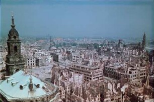 Dresden-Altstadt. Blick vom Rathausturm über die zerstörte Altstadt : Dresden-Altstadt. Blick vom Rathausturm über Kreuzkirche, Altmarkt, Wilsdruffer Straße, Sophienkirche und Schloß nach Nordwesten