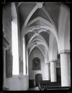 katholische Pfarrkirche; südliches Seitenschiff nach Westen