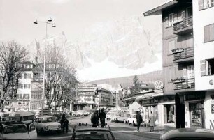 Cortina d' Ampezzo: Straße, Hintergrund Monte Cristallo