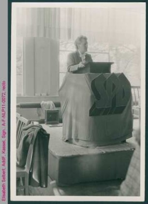 Elisabeth Selbert am Rednerinnenpult, SPD-Frauenkonferenz, Wuppertal 1948