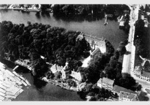 Luftbildaufnahme des Kunstgewerbemuseums im Schloss Köpenick