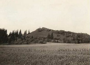 Sattelberg : Osterzgebirge. Der Sattelberg (nördlich von Schönwald, heute Krásny Les, 719 m hoch). Ansicht von Osten
