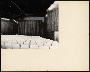 Kammerspiele (später: Schauspielhaus), Bochum: Zuschauerraum: Ansicht (Ausstellungstafel der »Prague Quadrennial of the Theatre Design and Architecture« 1967)