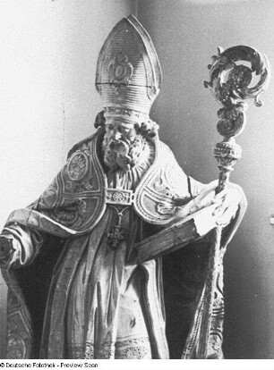 Heiliger Bonifatius : Unbekannter Künstler. Heiliger Bonifatius. Holz, geschnitzt, weiß gefasst; überlebensgroß. Anfang 18. Jahrhundert. Detail: Hüftstück. Bautzen: Stadtmuseum