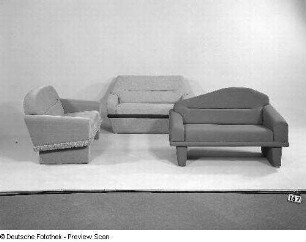 Sitzgruppe Parat 86 : Leipzig. Leipziger Herbstmesse, 1986. Sitzgruppe Berlin 86. Holz, Holz, Polsterung mit Mischgewebebezug, grau, rot, beige (1986; VEB Möbelwerk Berlin)