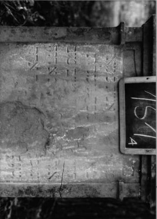 Grabstein 151 (Index: 100090449) Material: Sandstein Zustand: abgeblättert/verwittert mit Textverlust Maße HxBxT: 90x62x11 cm Beschreibung: Segmentbogenabschluß mit runden Eckakroteren, rechteckiges Schriftfeld eingetieft Symbolik: gekreuzte Äste: Grabstein 151A