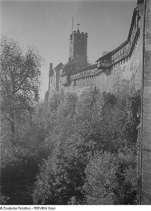 Eisenach. Wartburg, Blick auf den Elisabethengang und Bergfried